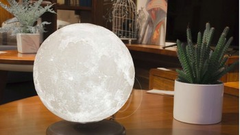 Jika lampu dalam ruangan dimatikan, maka lampu berbentuk bulan ini akan terlihat seperti menyala seperti bulan sungguhan. (Foto: Brightside)