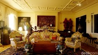 Begitu pintu rumah Konfir dibuka, siapapun yang masuk ke dalamnya akan terkagum-kagum dengan berbagai interior yang ada di dalamnya. Penikmat seni kontemporer dimanjakan matanya di rumah pria lulusan dari Monash University dengan double degree Bachelor of Law/Bachelor of Commerce itu.