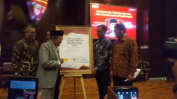 Orasi Ilmiah, Habibie Ingatkan soal Keseimbangan Pemahanan Budaya-Agama