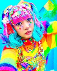 Wanita Ini Bergaya Ngejreng dan Nyentrik untuk Lawan Depresi