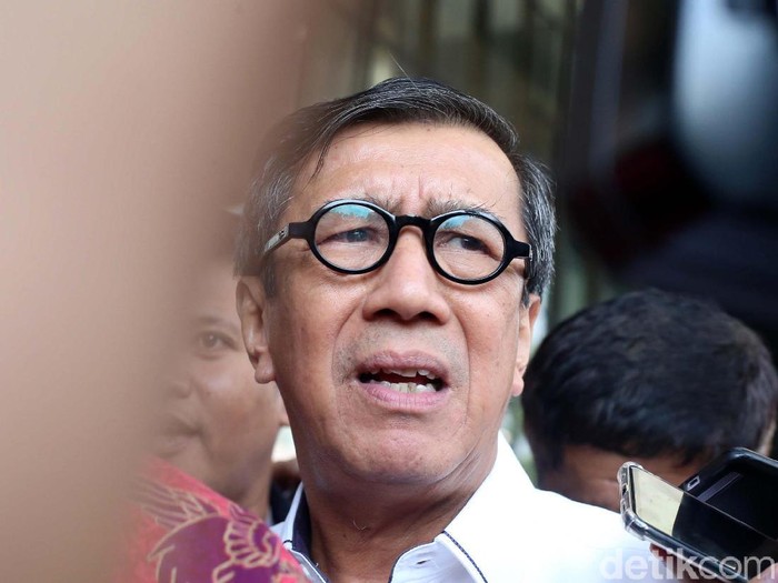 Yasonna Laoly meninggalkan gedung KPK, Jakarta, Selasa (25/6/2019) usai menjalani pemeriksaan. Yasonna diperiksa sekitar 4 jam.