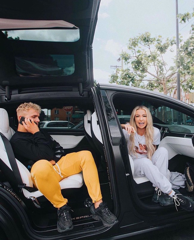 Sejak awal, hubungan keduanya jadi kontroversi. Semua bermula ketika Tana dan kekasihnya Brad putus. Tana kemudian menjadikan Jake sebagai rebound atau pelarian. Keduanya pun kemudian membuat Youtube bersama dengan judul Mukbang In Bed With My Rebound Jake Paul. Foto: dok. Instagram