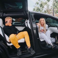 Sejak awal, hubungan keduanya jadi kontroversi. Semua bermula ketika Tana dan kekasihnya Brad putus. Tana kemudian menjadikan Jake sebagai rebound atau pelarian. Keduanya pun kemudian membuat Youtube bersama dengan judul Mukbang In Bed With My Rebound Jake Paul. Foto: dok. Instagram