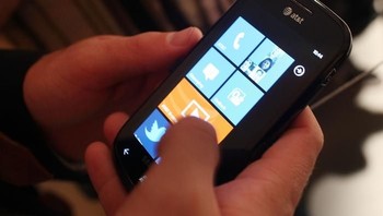 User interface Windows Phone berupa kotak-kotak yang berbeda baik dari Android maupun iOS. Perbedaan itu diharapkan membuat Windows Phone dapat bersaing, apalagi dengan dukungan Nokia. OS ini juga terbilang lancar pengoperasinannya dan nyaman digunakan. Foto: GettyImages