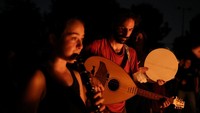 Sejumlah warga juga memainkan alat musik untuk mengiringi warga yang menyanyi dan menari di festival tahunan tersebut.