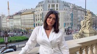 Irene juga menikmati keindahan arsitektur di Praha. (irenadrezi/Instagram)