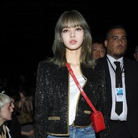 Gayanya juga disempurnakan dengan handbag merah bergaya klasik. Untuk makeup, perempuan bernama lengkap Lalisa Manoban ini memilih riasan yang natural. Sementara rambutnya dibiarkan tergerai bebas sehingga semakin mempertegas kecantikan alaminya. (Foto: Pascal Le Segretain/Getty Images)