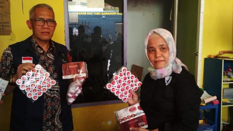 Geledah Rumah di Makassar, BPOM Temukan Kosmetik Tanpa Izin Edar Geledah Rumah di Makassar, BPOM Temukan Kosmetik Tanpa Izin Edar