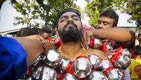 Bukan tindik biasa. Benda-benda tajam ini dikaitkan menembus kulit para pemuja yang berarak di bagian dada, punggung, wajah, hingga mulut, untuk membopong berat beban Kavadi. (iStock)