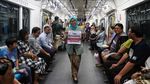 Serunya! Kampanye Ayo Berkebaya di MRT