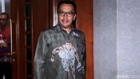 Menpora Imam Nahrawi meninggalkan ruangan usai hadir dalam rapat kerja bersama Komisi X DPR di Kompleks Parlemen, Senayan, Jakarta.