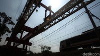 Selain untuk mengurai antrean, proyek ini juga dibangun untuk memisahkan jalur kereta api jarak jauh, KRL, dan kereta bandara.