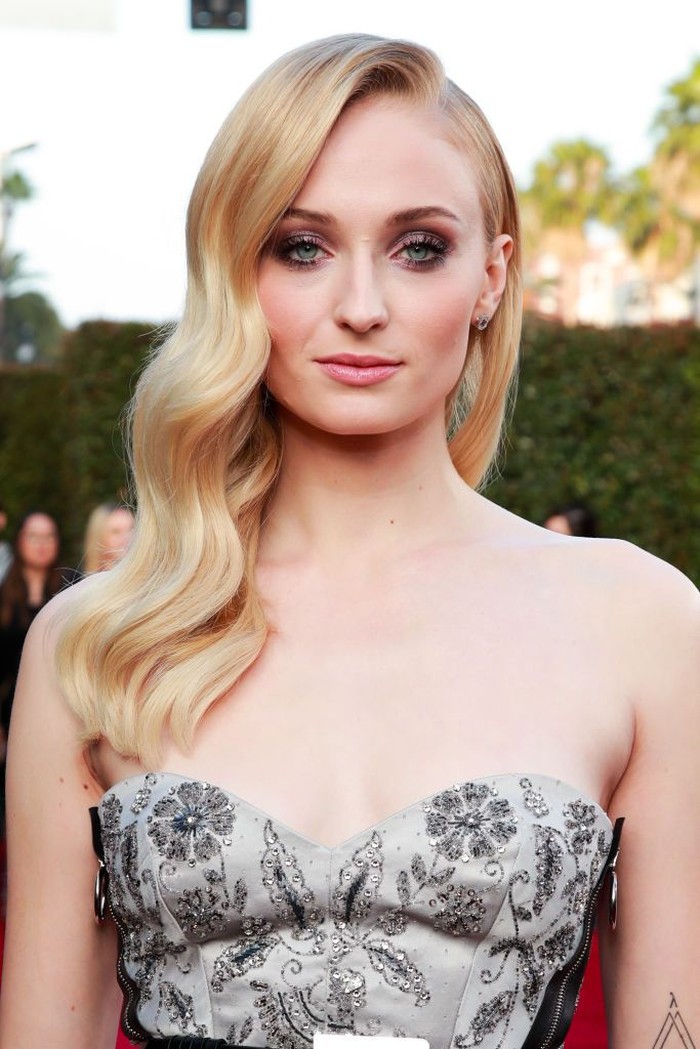 HOLLYWOOD, CALIFORNIA - JUNE 04: Sophie Turner attends the premiere of 20th Century Fox's 
