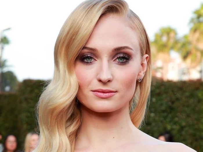 HOLLYWOOD, CALIFORNIA - JUNE 04: Sophie Turner attends the premiere of 20th Century Foxs 