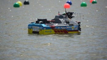 Kapal robot dari tim Barunastra ITS unjuk kebolehan di sebuah danau dalam ajang International Roboboat Competition (IRC) 2019 di Florida, Amerika Serikat (AS). Istimewa/ITS.