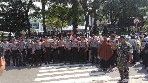 Polisi menjaga berlangsungnya aksi