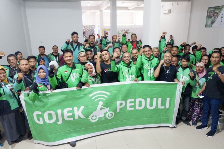 Go-Jek Bantu Ratusan Mitra Driver Korban Banjir Samarinda Go-Jek Bantu Ratusan Mitra Driver Korban Banjir Samarinda