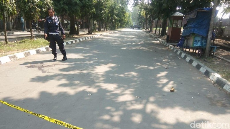 Polisi Pasang Garis Polisi di TKP 3 Warga Cilegon Dibacok Polisi Pasang Garis Polisi di TKP 3 Warga Cilegon Dibacok