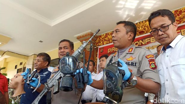  Senjata api laras panjang milik anggota Brimob Polda Bali  yang ditemukan, ditunjukkan dalam jumpa pers di Polresta Denpasar, Selasa (25/6/2019)