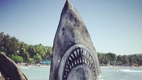 Swift terinspirasi dari poster film Jaws. Film yang menceritakan keganasan hiu ini begitu menakutkan bagi sebagian besar orang. (jimmy_swift/Instagram)