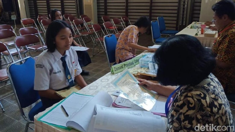 Pasrah Orang Tua Daftarkan Anak yang Jauh dari Sekolah Pasrah Orang Tua Daftarkan Anak yang Jauh dari Sekolah