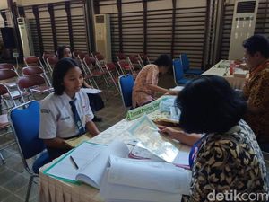 Pasrah Orang Tua Daftarkan Anak yang Jauh dari Sekolah