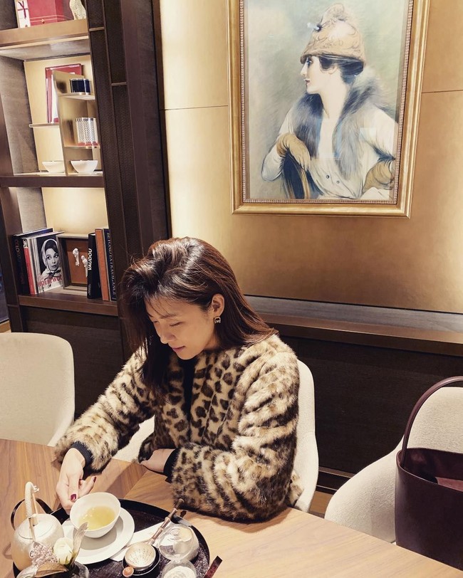 Aku tentu pernah stres tapi aku segera melampiaskannya. Aku mungkin akan melihat bintang sambil memanggang daging di luar ruangan. Aku akan minum bir, memutar musik, dan menyalakan lilin sambil menikmati bintang-bintang, tuturnya. Foto: Instagram