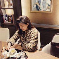 Aku tentu pernah stres tapi aku segera melampiaskannya. Aku mungkin akan melihat bintang sambil memanggang daging di luar ruangan. Aku akan minum bir, memutar musik, dan menyalakan lilin sambil menikmati bintang-bintang, tuturnya. Foto: Instagram