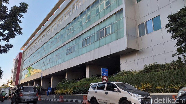 Malam Ini Risma akan Dipindah dari Ruang VVIP ke ICU Malam Ini Risma akan Dipindah dari Ruang VVIP ke ICU