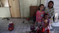 Anak-anak terlihat bermain di salah satu lorong rusunawa.