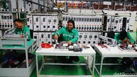 Sejumlah karyawan terlihat sangat semringah saat bekerja.