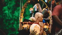Persembahan yang pertama adalah Idumban Kavadi. Kavadi ini berisi ember yang diisi susu dan diikatkan pada sebuah batang yang akan diletakkan di bahu. (iStock)