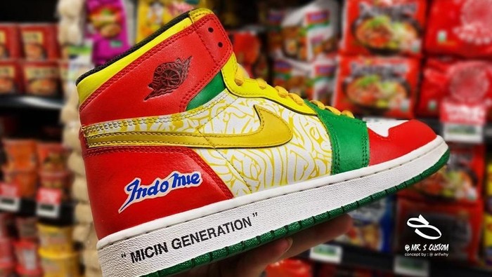 Sneakers Nike Air Jordan 1 x Indomie yang viral. Foto: Instagram/@arifwhy, @mr.s.custom Sneakers Nike Air Jordan 1 x Indomie yang viral. Foto: Instagram/@arifwhy, @mr.s.custom
