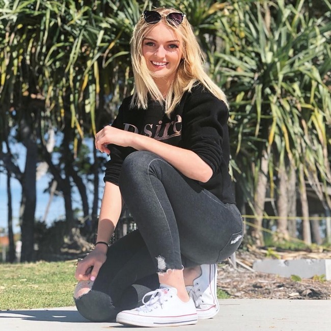 Salah satu tantangan Jodie adalah menahan godaan untuk mengemil makanan manis. Ia pun punya cara pintar untuk mengatasinya yakni dengan mengunyah permen karet rasa mint. Dan saat dilanda ngidam makanan tak sehat, ia juga beralih pada wortel dan hummus atau semangkuk buah dan kacang. Foto: Instagram @nolongerfatjosie