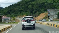 Kondisi jalan aspal yang mulus tersebut berlanjut hingga sampai ke PLBN Entikong. 