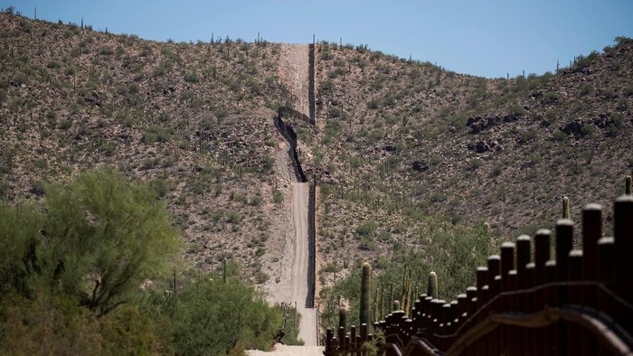 FILE PHOTO: The U.S.-Mexico border is seen near Lukeville, Pima County, Arizona, U.S., September 11, 2018. REUTERS/Lucy Nicholson/File Photo
