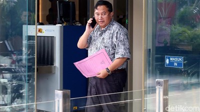 Gaya Eks Wabup Lampung Utara Usai Diperiksa KPK