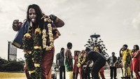 Kalau diperhatikan, kebanyakan pembawa kavadi adalah laki-laki. Walau demikian, tak ada larangan bagi perempuan untuk melakukannya. Hal ini semata-mata karena tradisi saja. (iStock)