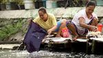 Ironi Warga Jakarta, Masih Ada loh yang Mencuci Baju di Kali