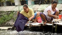 Meski air kali tak dapat dikatakan bersih, warga memilih mencuci di pinggir kali untuk menghemat air bersih yang mereka dapatkan dari membeli air bersih keliling.