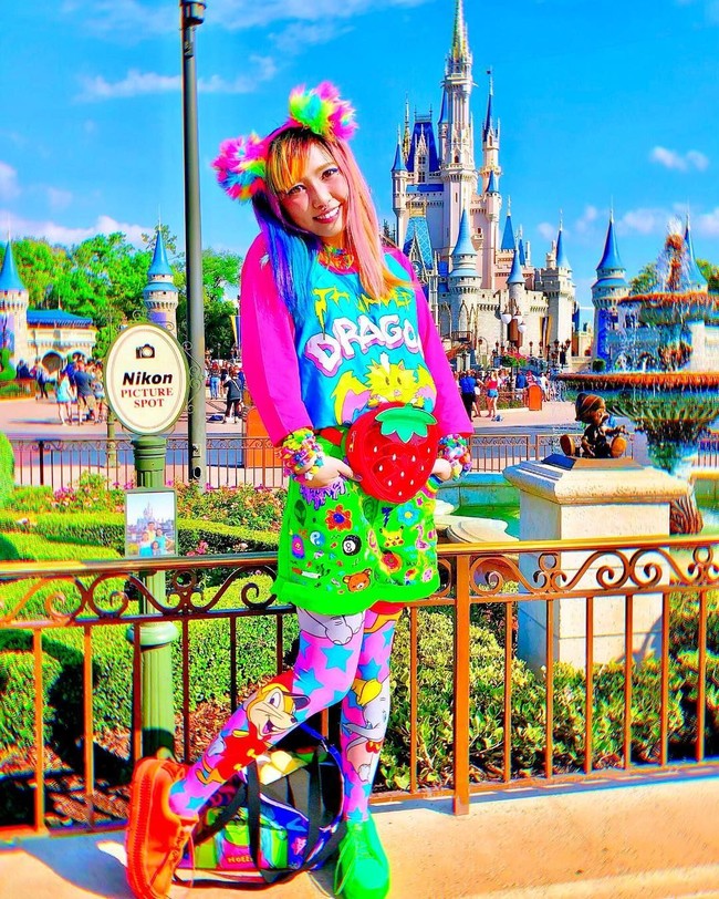 Titik balik kehidupannya terjadi ketika Kristina hamil selama tahun sekolah menengah pertama yang memotivasi dia untuk menjalani kehidupan yang otentik karena dia ingin menginspirasi putranya untuk melakukan hal sama. Foto: Instagram @cybr.grl