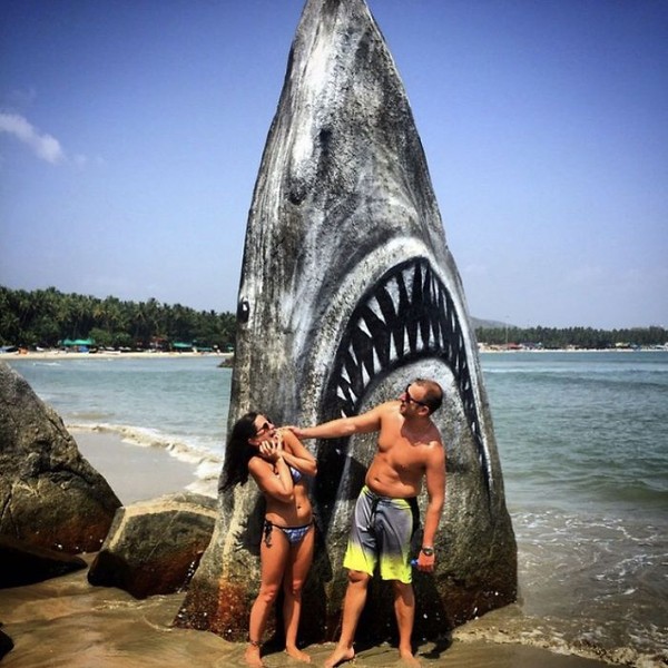 Swift menceritakan tidak mudah melukis hiu dalam bentuk 3D di tepi pantai. Dia berhadapan dengan ombak, hujan dan panas supaya lukisan ini selesai seperti yang diharapkan. (jimmy_swift/Instagram) Swift menceritakan tidak mudah melukis hiu dalam bentuk 3D di tepi pantai. Dia berhadapan dengan ombak, hujan dan panas supaya lukisan ini selesai seperti yang diharapkan. (jimmy_swift/Instagram)