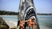 Swift menceritakan tidak mudah melukis hiu dalam bentuk 3D di tepi pantai. Dia berhadapan dengan ombak, hujan dan panas supaya lukisan ini selesai seperti yang diharapkan. (jimmy_swift/Instagram)