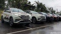 Maka tak heran jika ada warga atau pengguna kendaraan di Kuching, Malaysia yang tercuri perhatiannya oleh konvoi mobil ini.