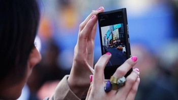 Microsoft berjanji masih akan memberikan dukungan pada Windows 10 Mobile meski perangkatnya sudah tidak akan diluncurkan. Banyak perusahaan masih memberikan (Windows Mobile) ke karyawannya, dan kami tetap memberikan dukungan, tulis bso Microsoft Joe Belfiore di akun Twitternya.Foto: GettyImages