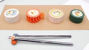 Bukan makanan sushi, tapi ini cuma selotip dengan bentuk sushi, sumpitnya pun dari pensil. (Foto: Brightside)
