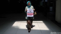 Mereka juga membawa poster yang mengajak perempuan Indonesia untuk memakai kebaya.