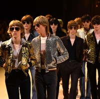 Fashion show Celine kali ini menampilkan deretan koleksi pakaian pria teranyar rancangan Hedi yang dulu pernah bekerja untuk Saint Laurent. Gaya edgy dengan sentuhan rock n roll dan bohemian masih menjadi tawaran Hedi. (Foto: Pascal Le Segretain/Getty Images)