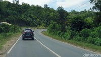Memang ada beberapa titik jalan yang masih bumpy alias bergelombang, namun hal itu tidak mengurangi kualitas berkendara di jalan ini.