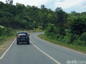 Mulusnya Jalan Aspal Menuju Perbatasan RI-Malaysia di Entikong